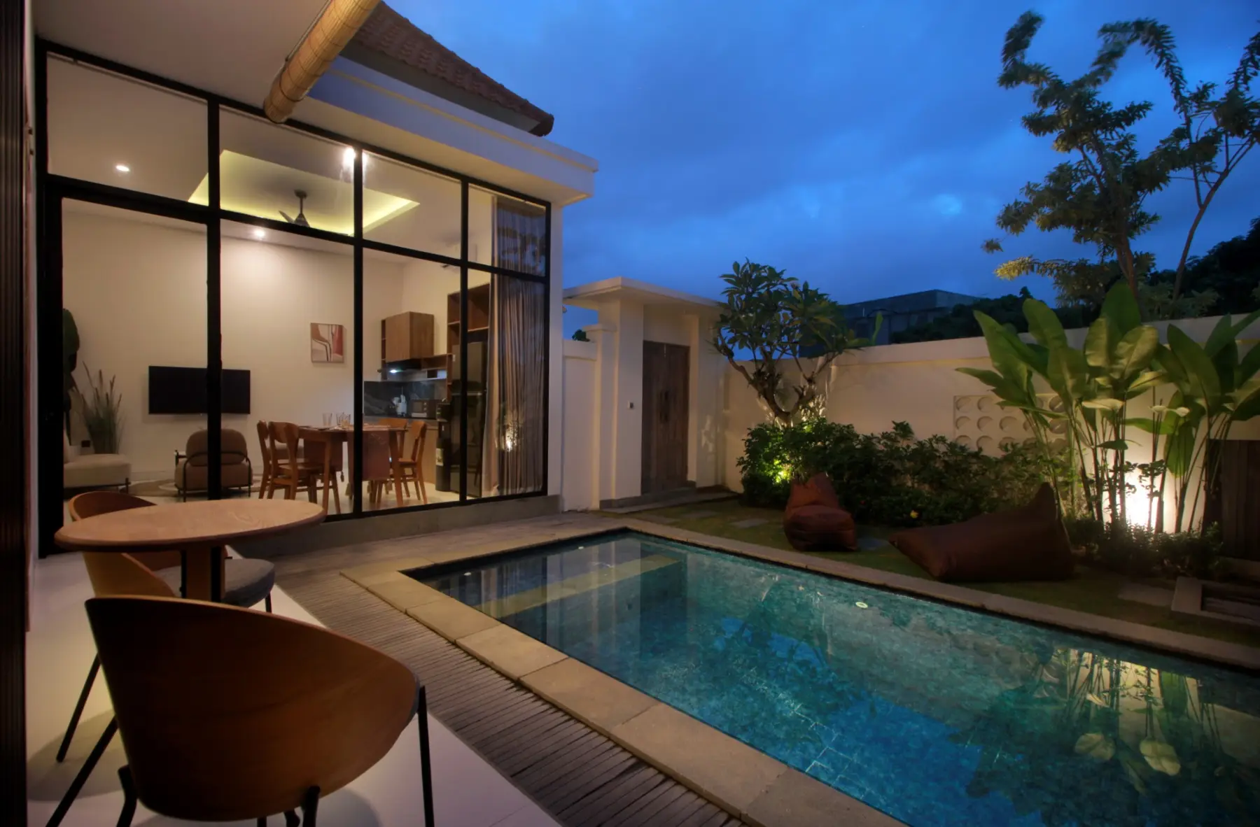 Casa Vana Seseh: Pool and terrace at blue hour