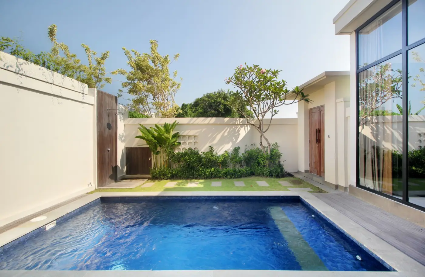 Casa Vana Seseh: Pool and garden in daylight