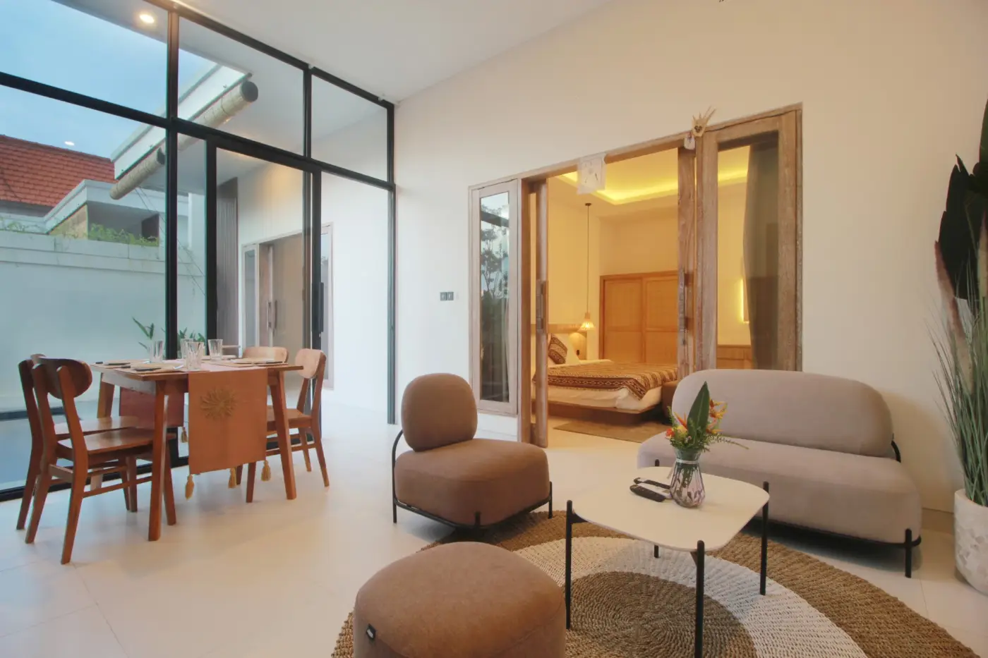 Casa Vana Seseh: Open-plan living and dining
