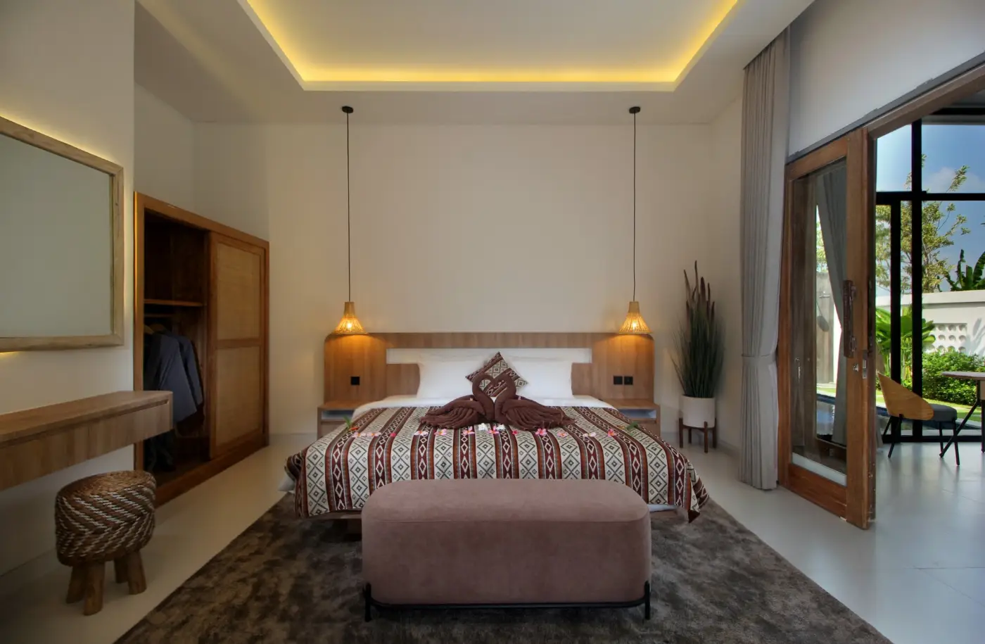 Casa Vana Seseh: Bedroom with soft evening lighting
