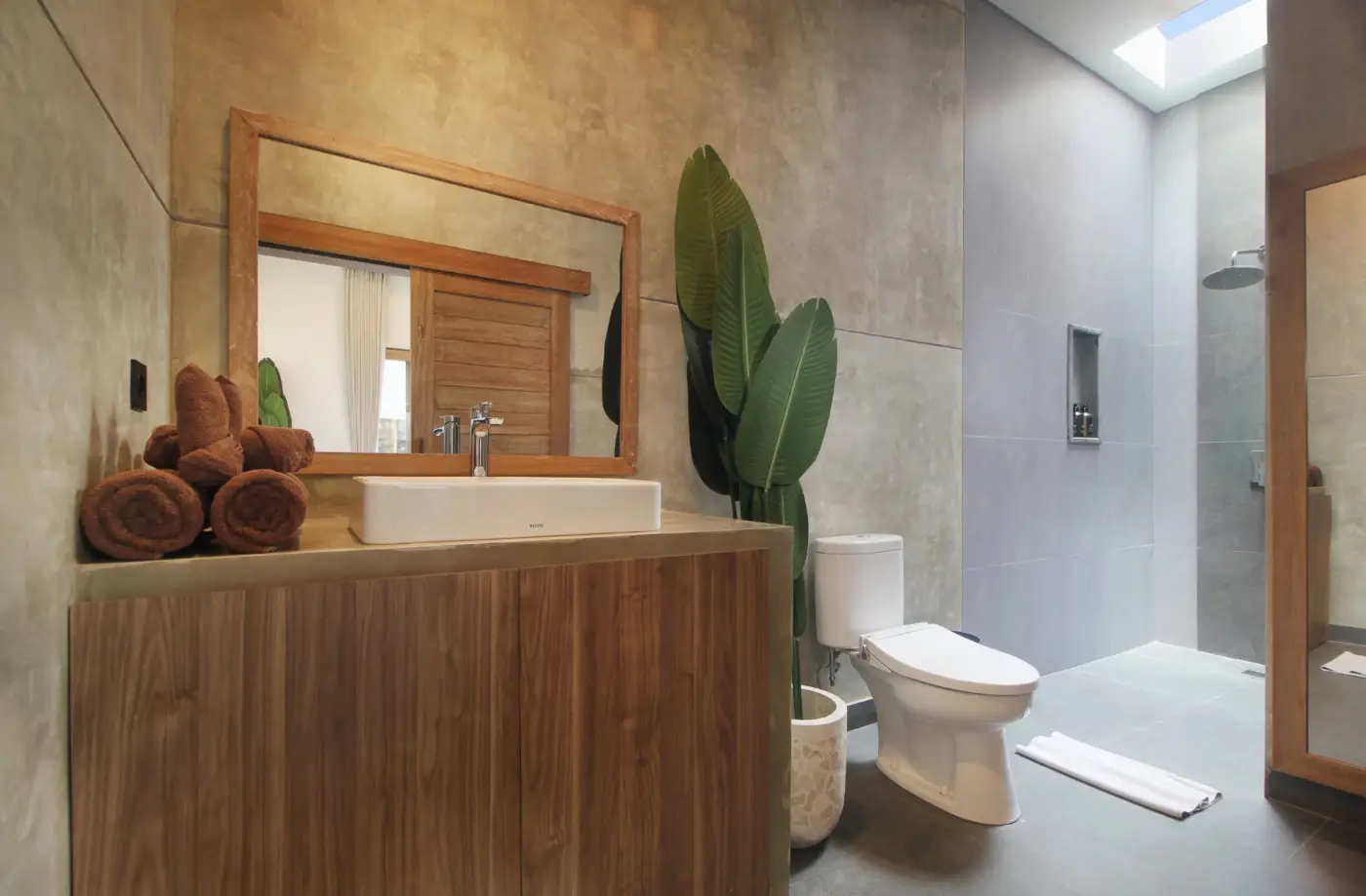 Casa Vana Seseh: Bathroom with timber vanity