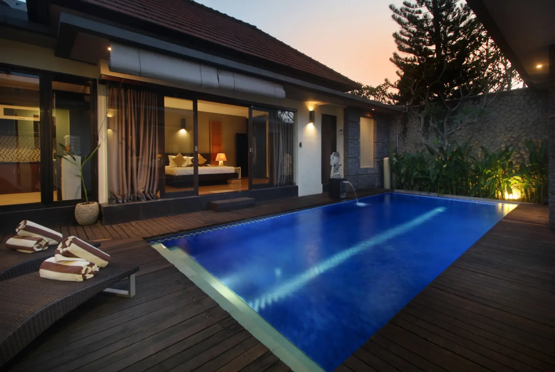 Jayani Villa: Pool and terrace at sunset