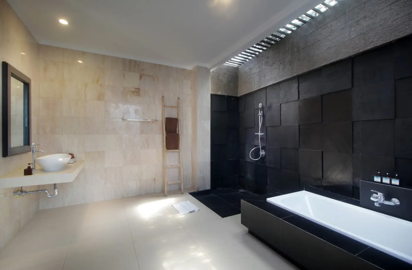 Jayani Villa: Bathroom with soaking tub