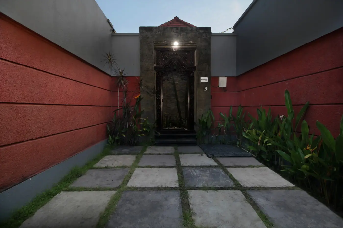 Jayani Villa: Entrance courtyard