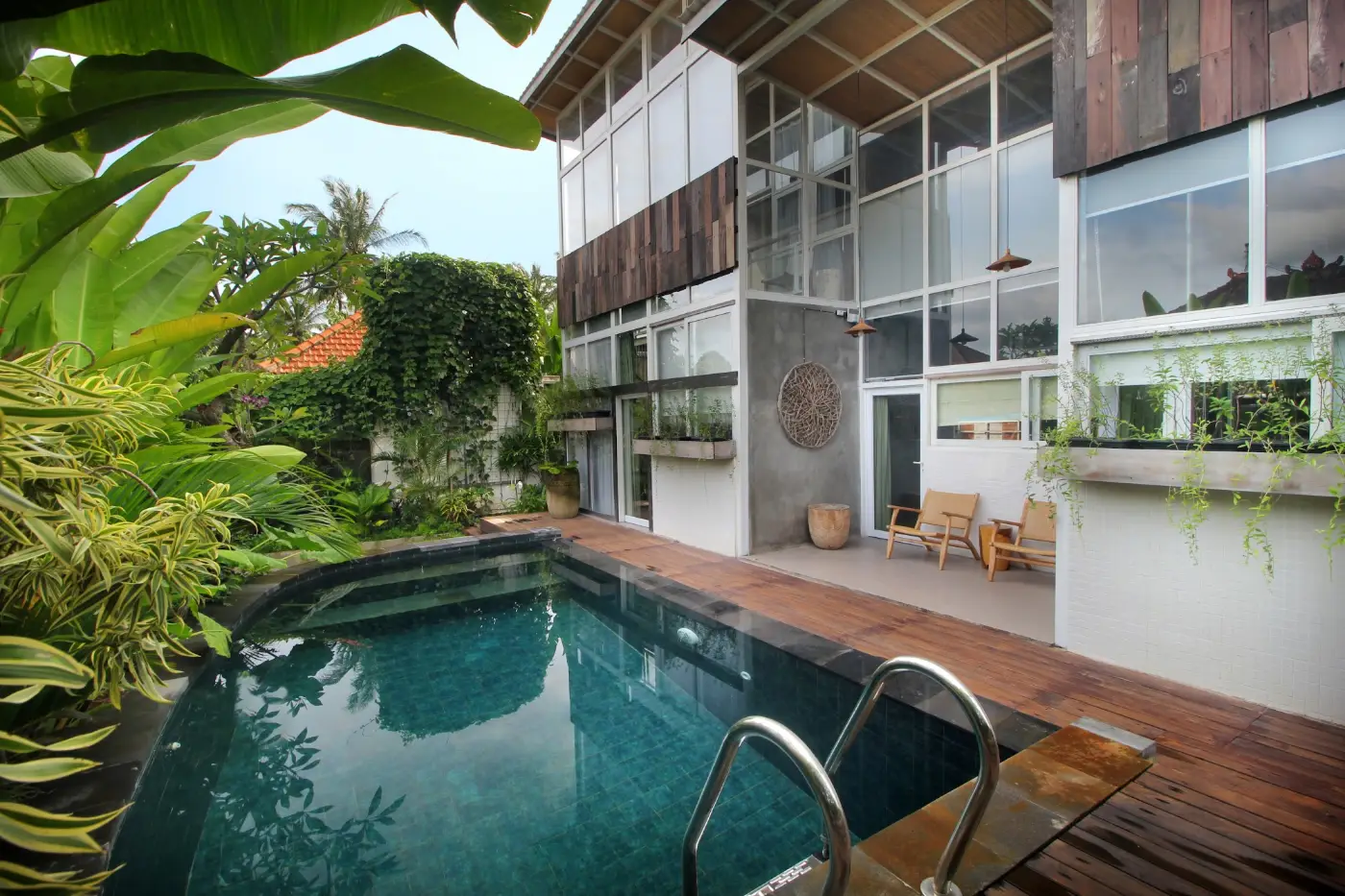 Kubu Jodi Ubud: Pool and the villa's timber and glass façade