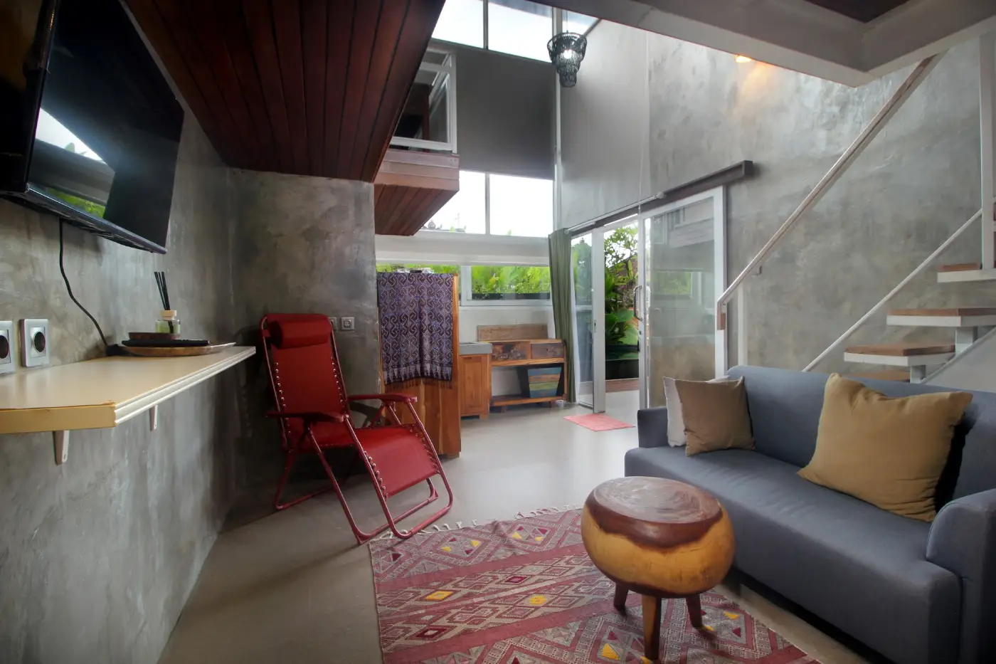 Kubu Jodi Ubud: Double-height living room