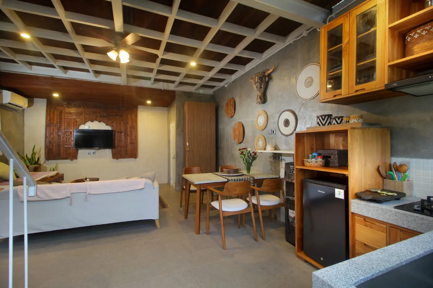 Kubu Jodi Ubud: Living area and kitchen