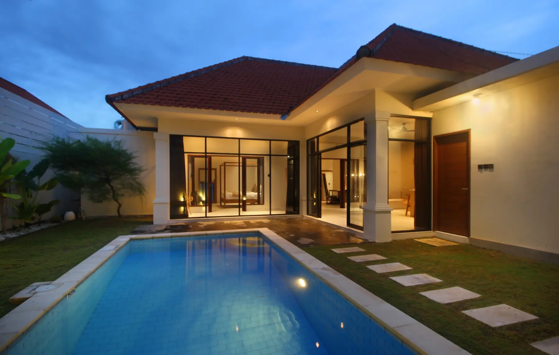 Sawah Villa: Pool and villa at dusk