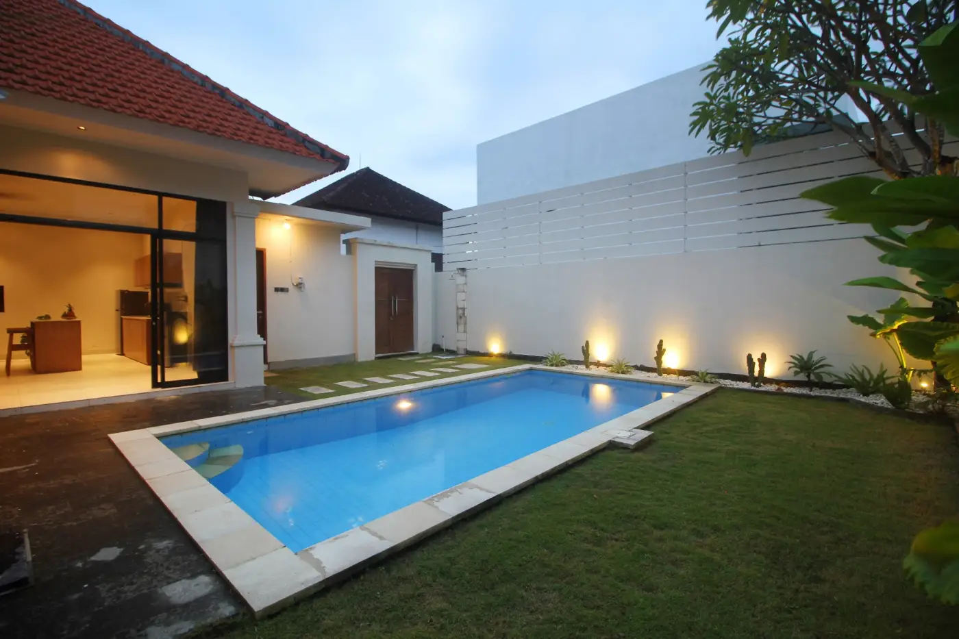 Sawah Villa: Pool and garden in early evening