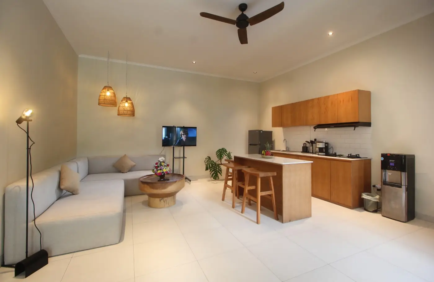 Sawah Villa: Open living room and kitchen