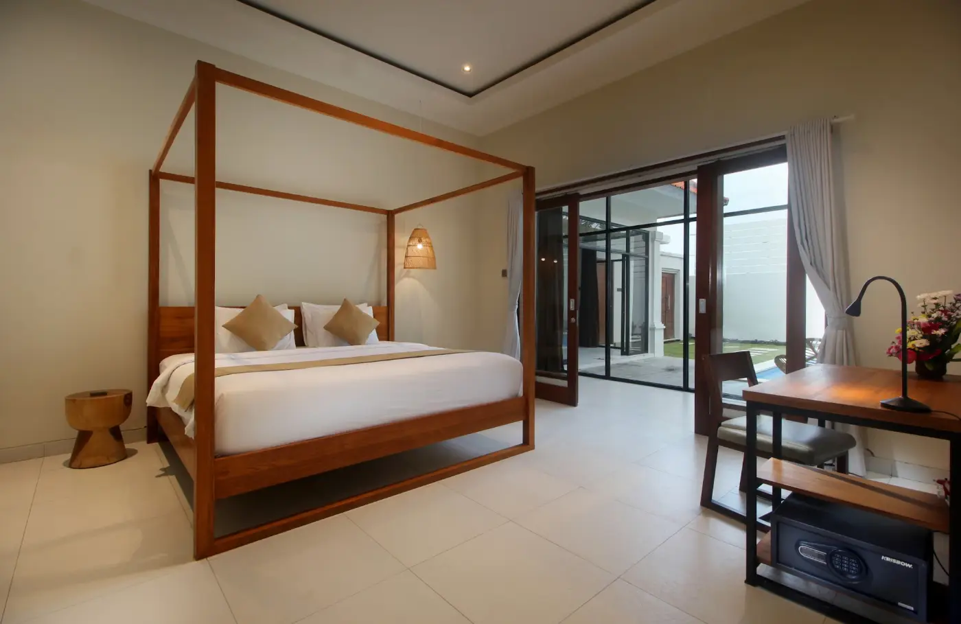 Sawah Villa: Bedroom with timber four-poster bed