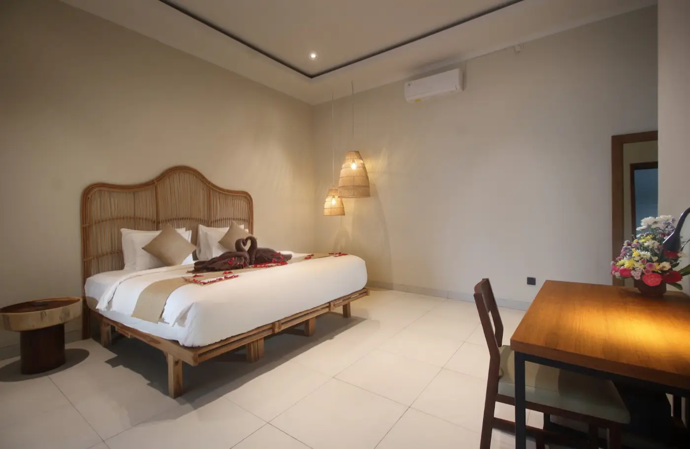 Sawah Villa: Bedroom with rattan headboard