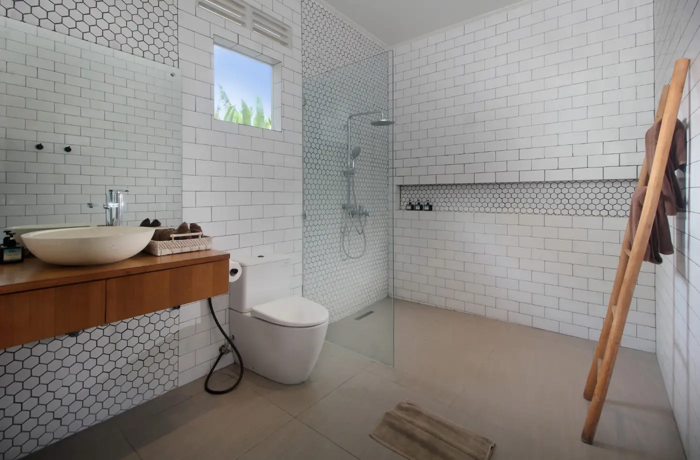 Sawah Villa: Bathroom with rain shower