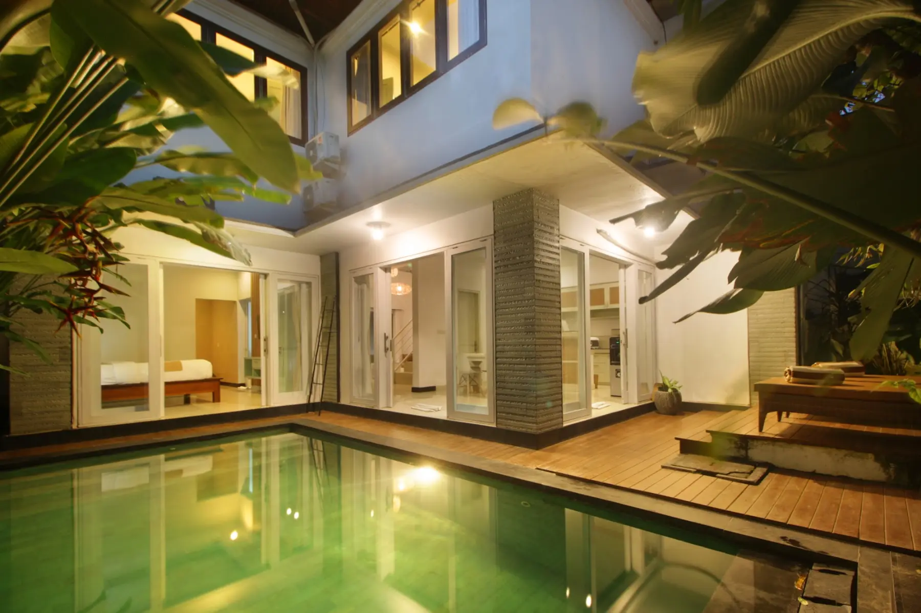 Zowa Villa: Pool courtyard lit at night