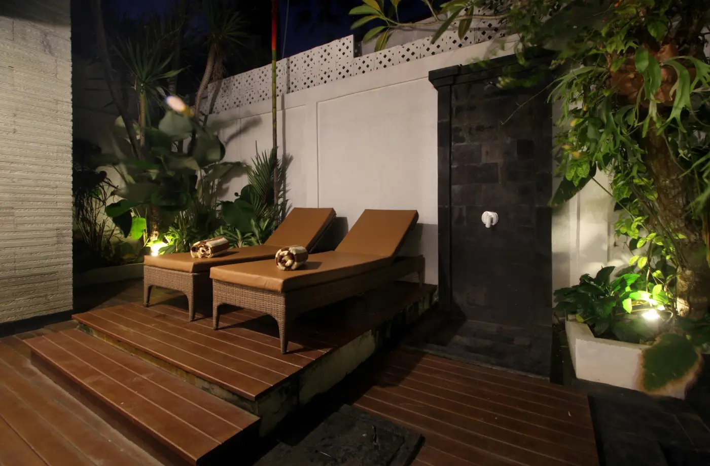 Zowa Villa: sun loungers on the pool deck
