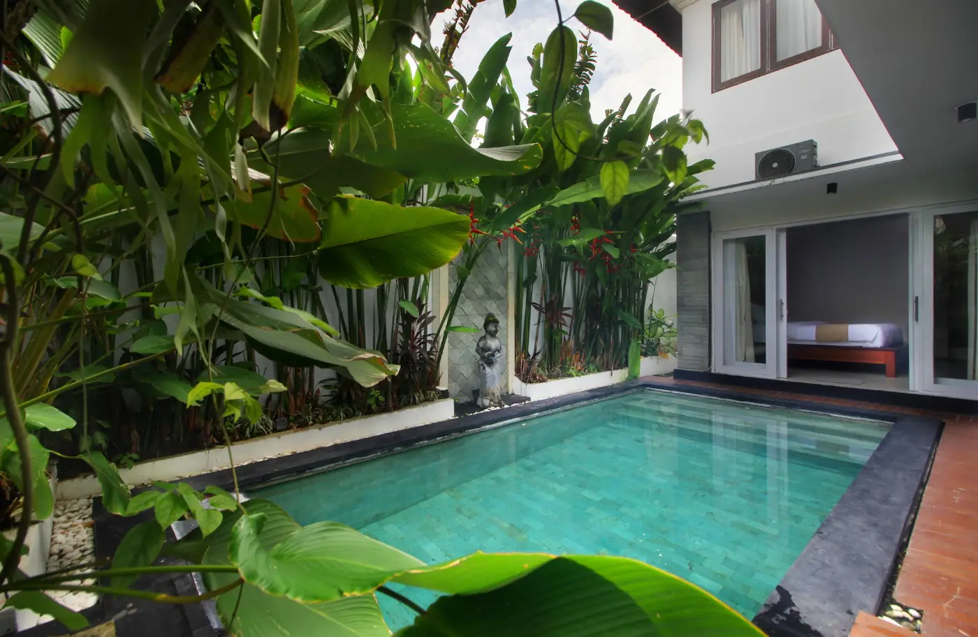 Zowa Villa: Pool among tropical planting