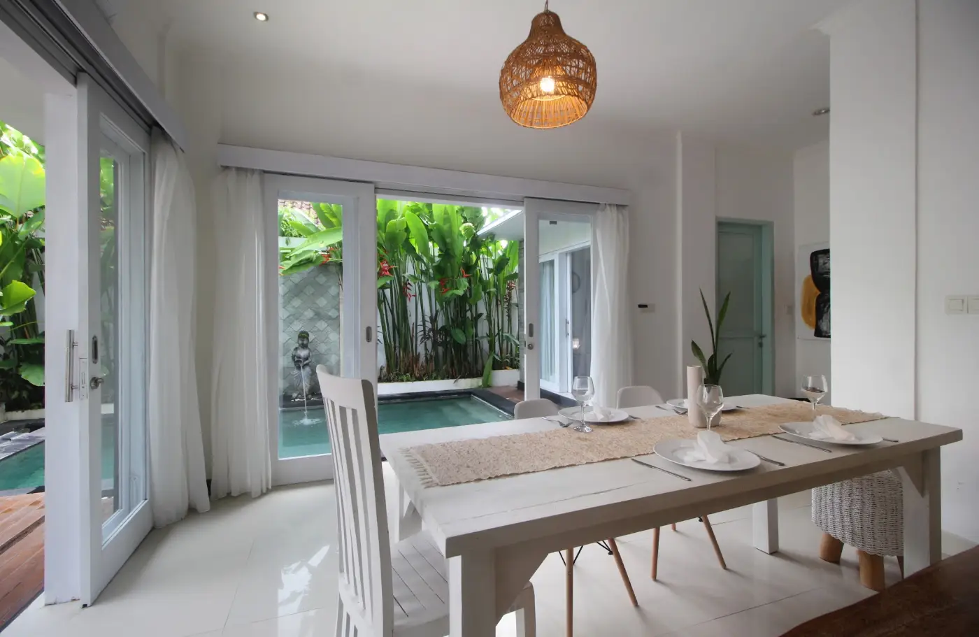 Zowa Villa: Dining room opening to the pool