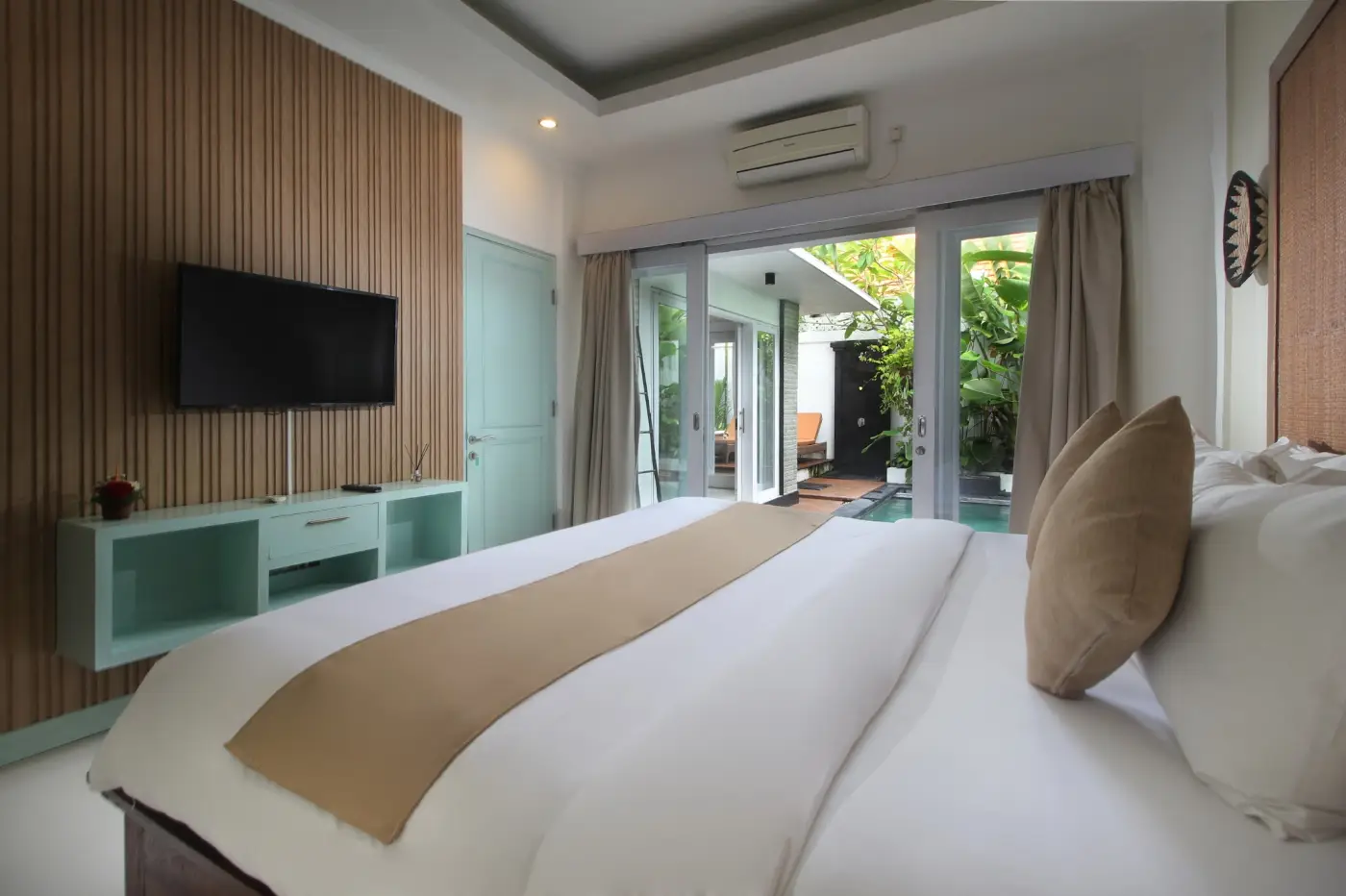 Zowa Villa: Bedroom with garden view
