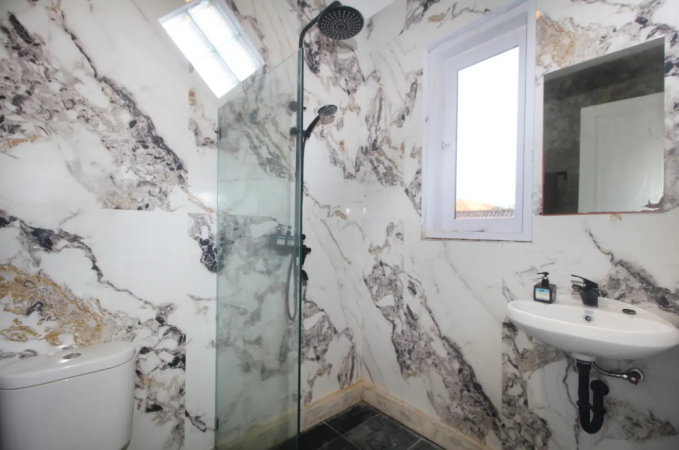Zowa Villa: Marble bathroom