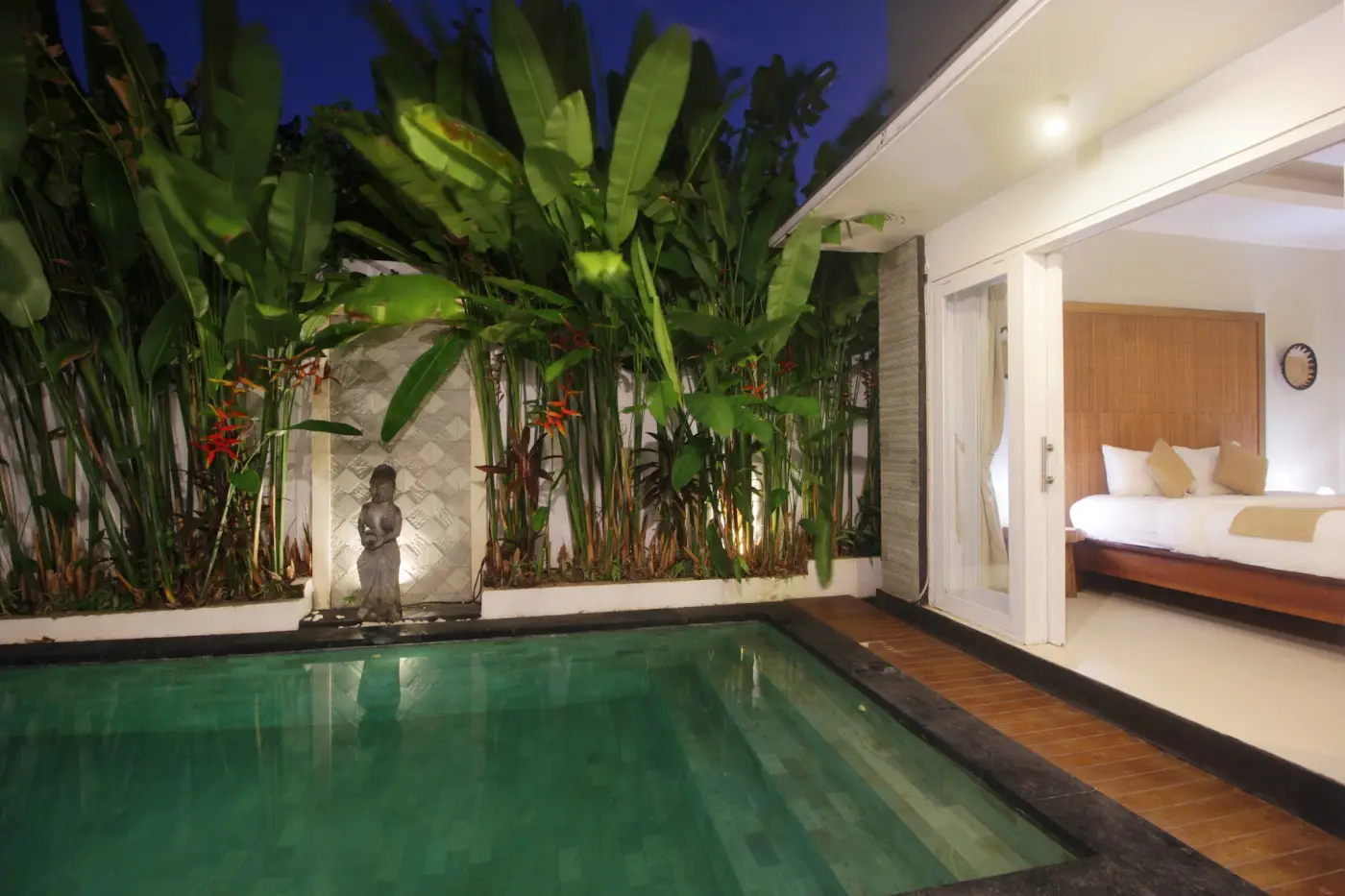 Zowa Villa: Pool and garden at night